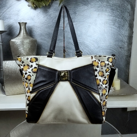 Betsey Johnson Handbags - BETSY JOHNSON LARGE LEOPARD PRINT TOTE